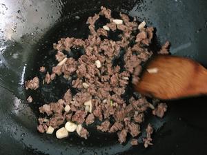 芹菜牛肉粒的做法 步骤2