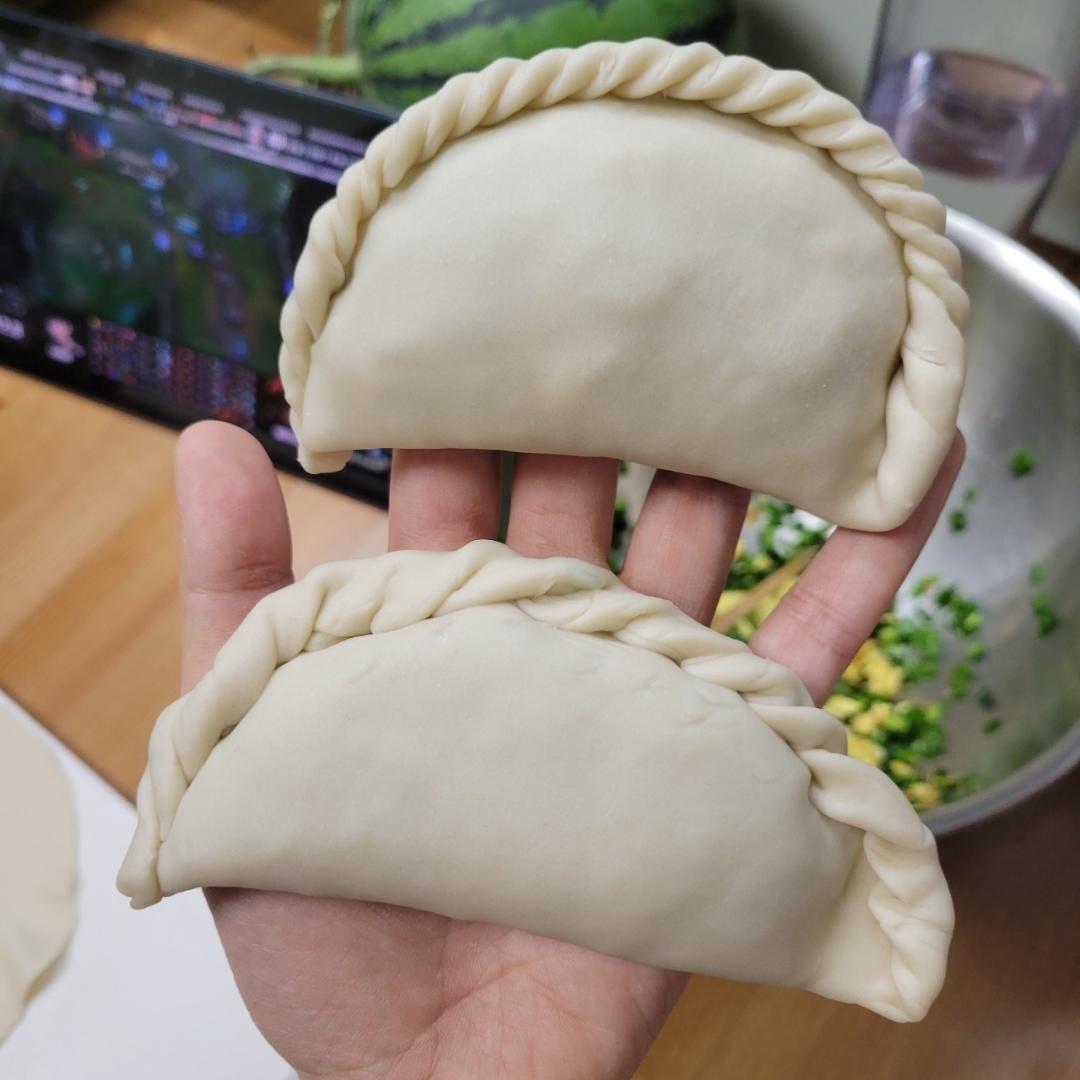 鲜香韭菜盒子（附超详细捏花边视频）