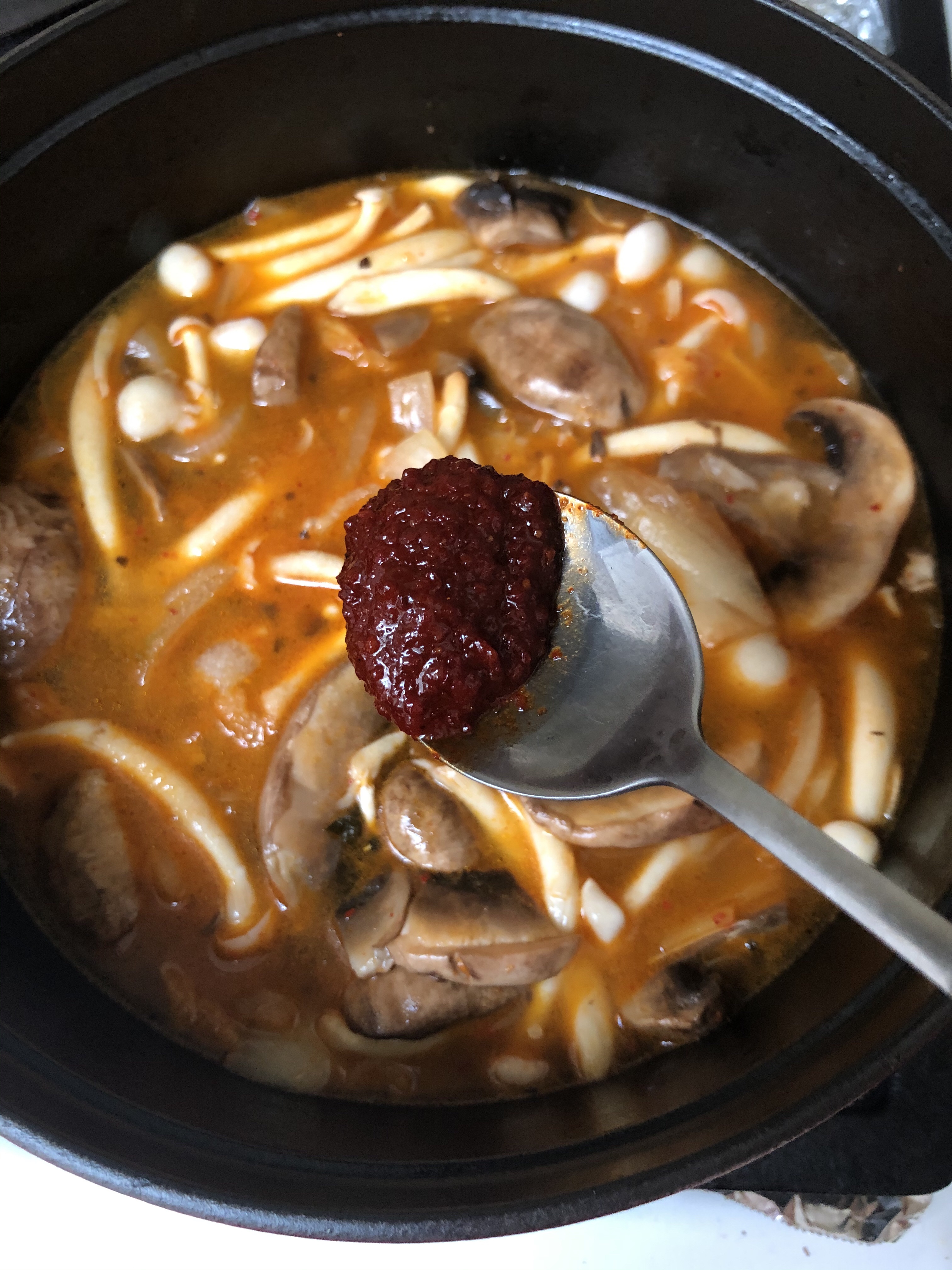 美味营养快手菜 --- 韩国泡菜海鲜豆腐锅的做法 步骤5