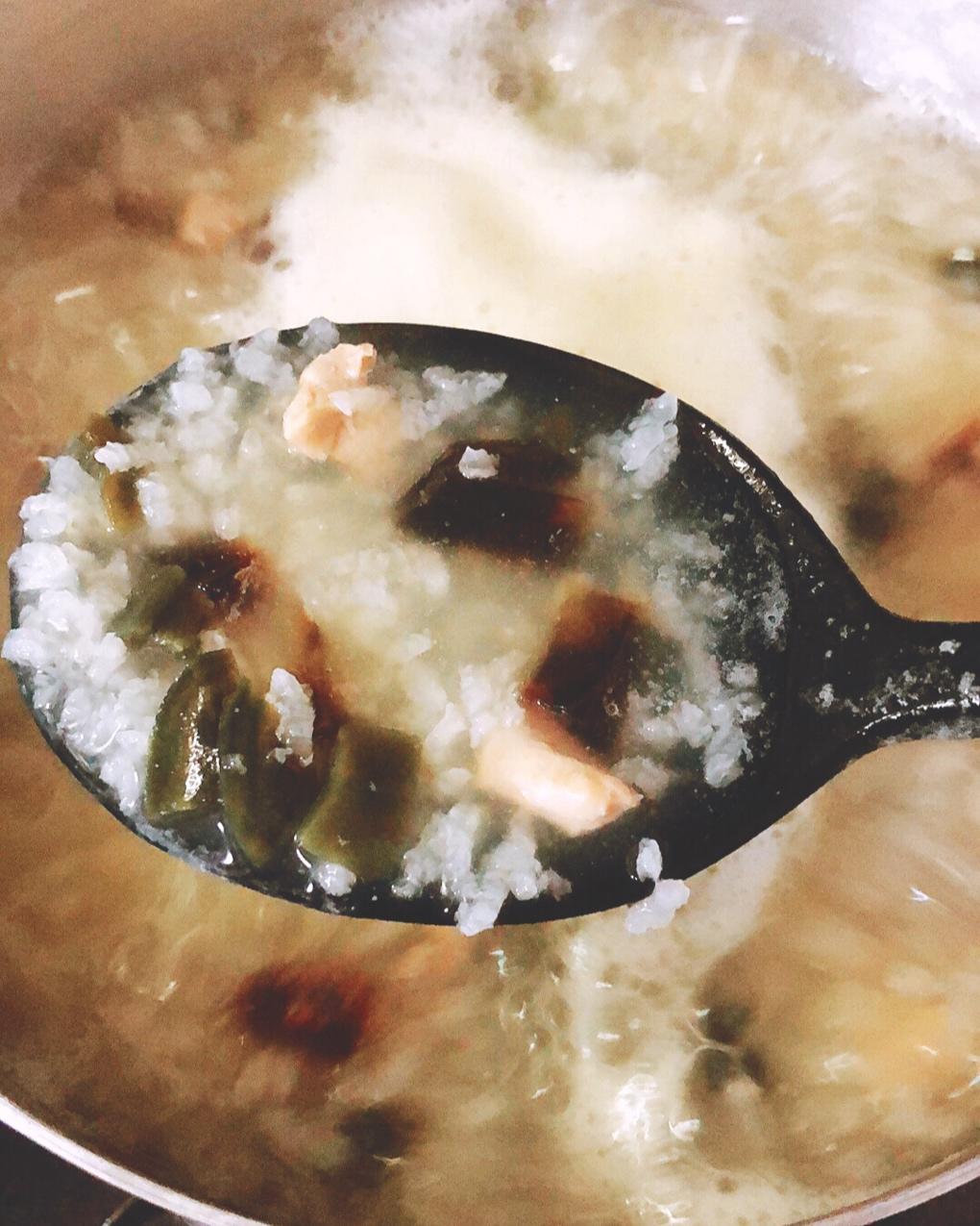 皮蛋鸡肉香菇粥