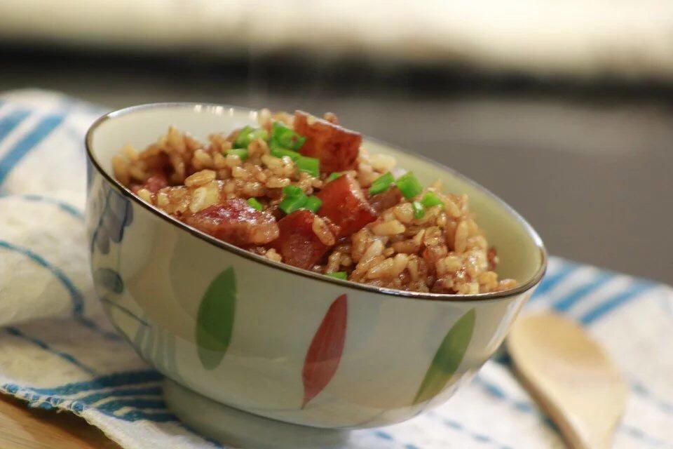 土豆腊肠胡萝卜焖饭的做法