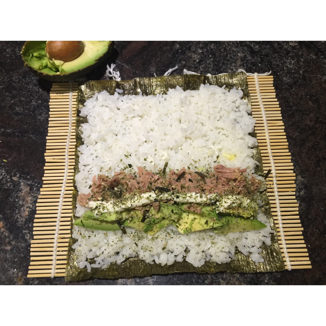 三文鱼牛油果寿司