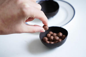 燕麦拿铁里有颗巧克力球 球里竟然还有棉花糖的做法 步骤3