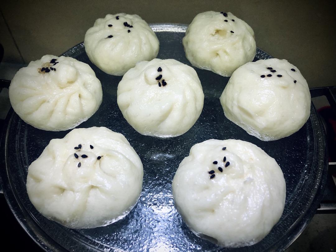 松软的素馅包子