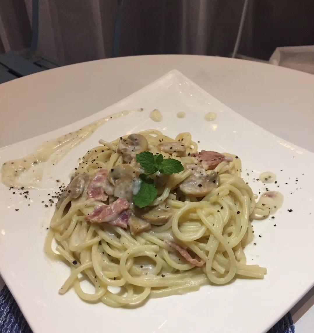 白汁蘑菇培根意粉