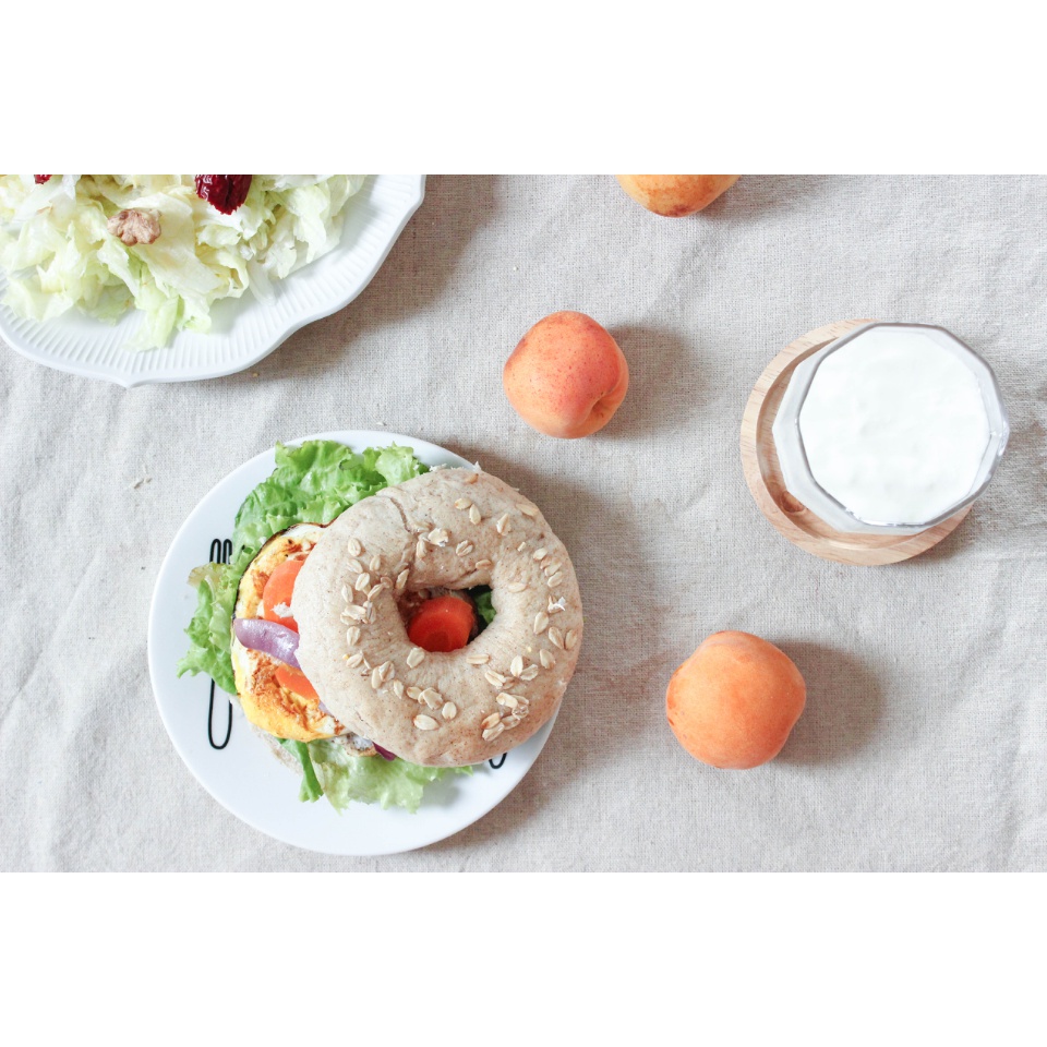 超随意的开放式三明治以及贝果三明治