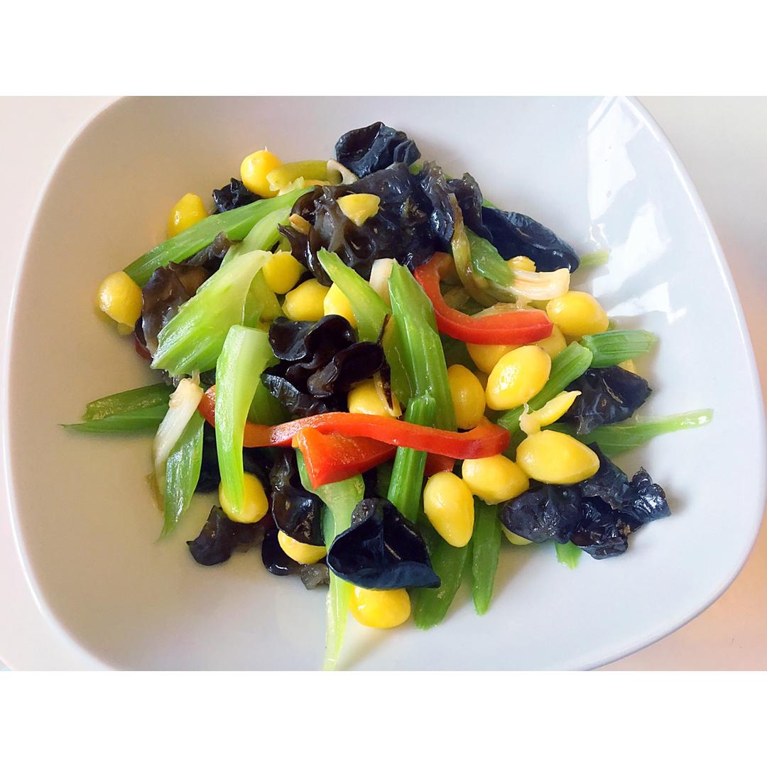 左手在秋天做的白果炒西芹