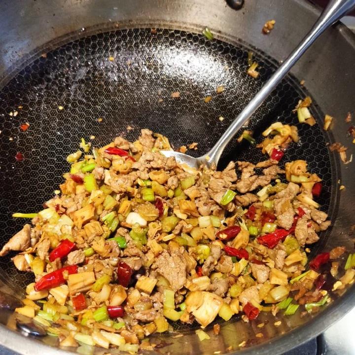 厨师长教你：“芹菜炒肉末”的家常做法，味道很赞，非常下饭