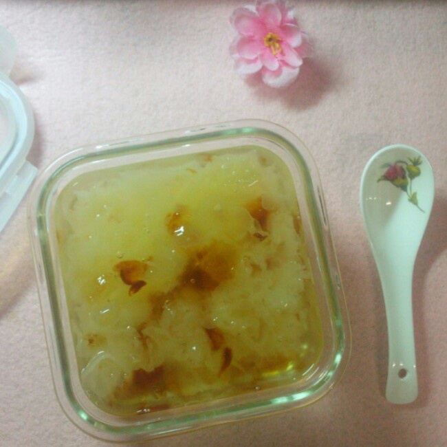 桃胶皂角米炖银耳