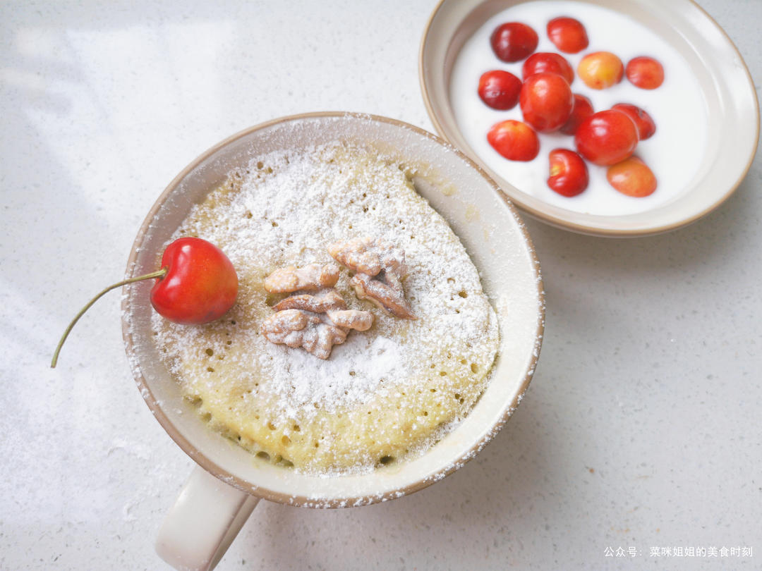 花样百变的杯子蛋糕，微波炉就可以轻松hold住哦——香蕉蛋糕杯