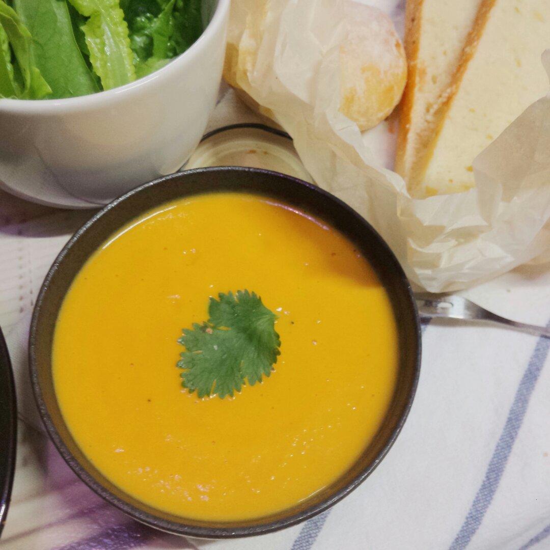 奶油南瓜浓汤 Pumpkin soup