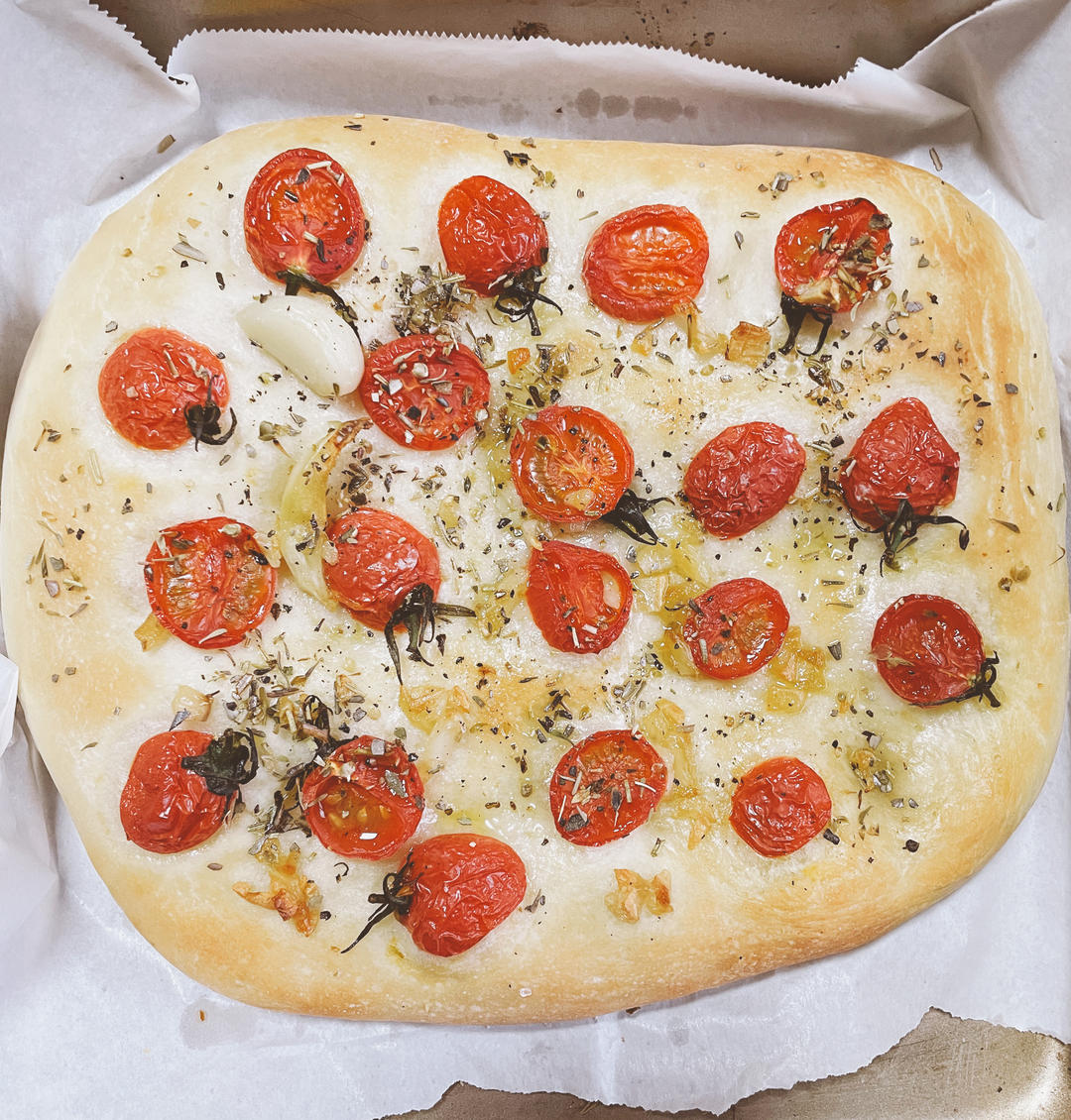 迷迭香番茄青豆佛卡夏Focaccia layered with rosemary tomatoes&peas——北鼎烤箱食谱