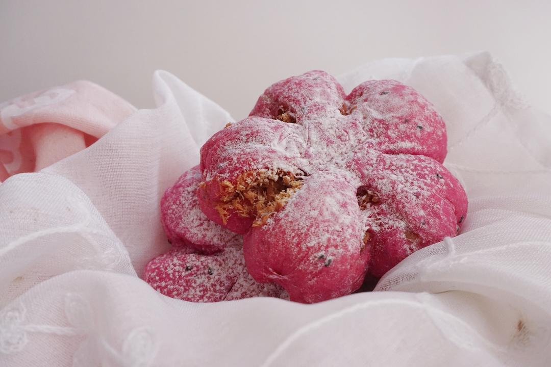 💕少女心biu biu biu 💕 肉松馅的火龙果面包