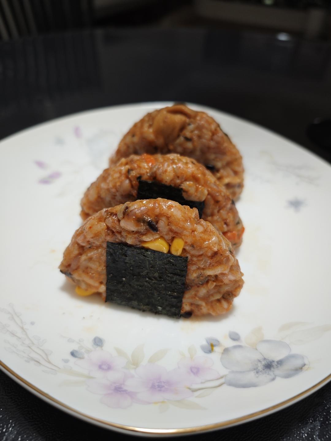 剩米饭这样做好吃好吃到转圈圈，自制日式海苔饭团