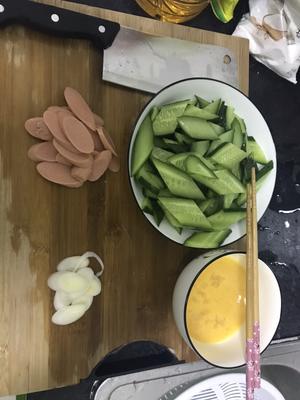 黄瓜鸡蛋炒火腿肠的做法 步骤1