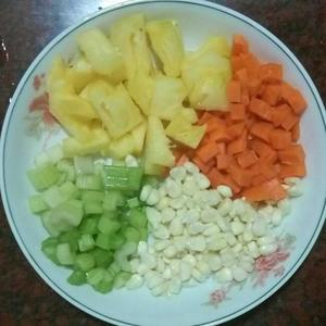 菠蘿海鮮什錦蛋炒飯的做法 步骤1