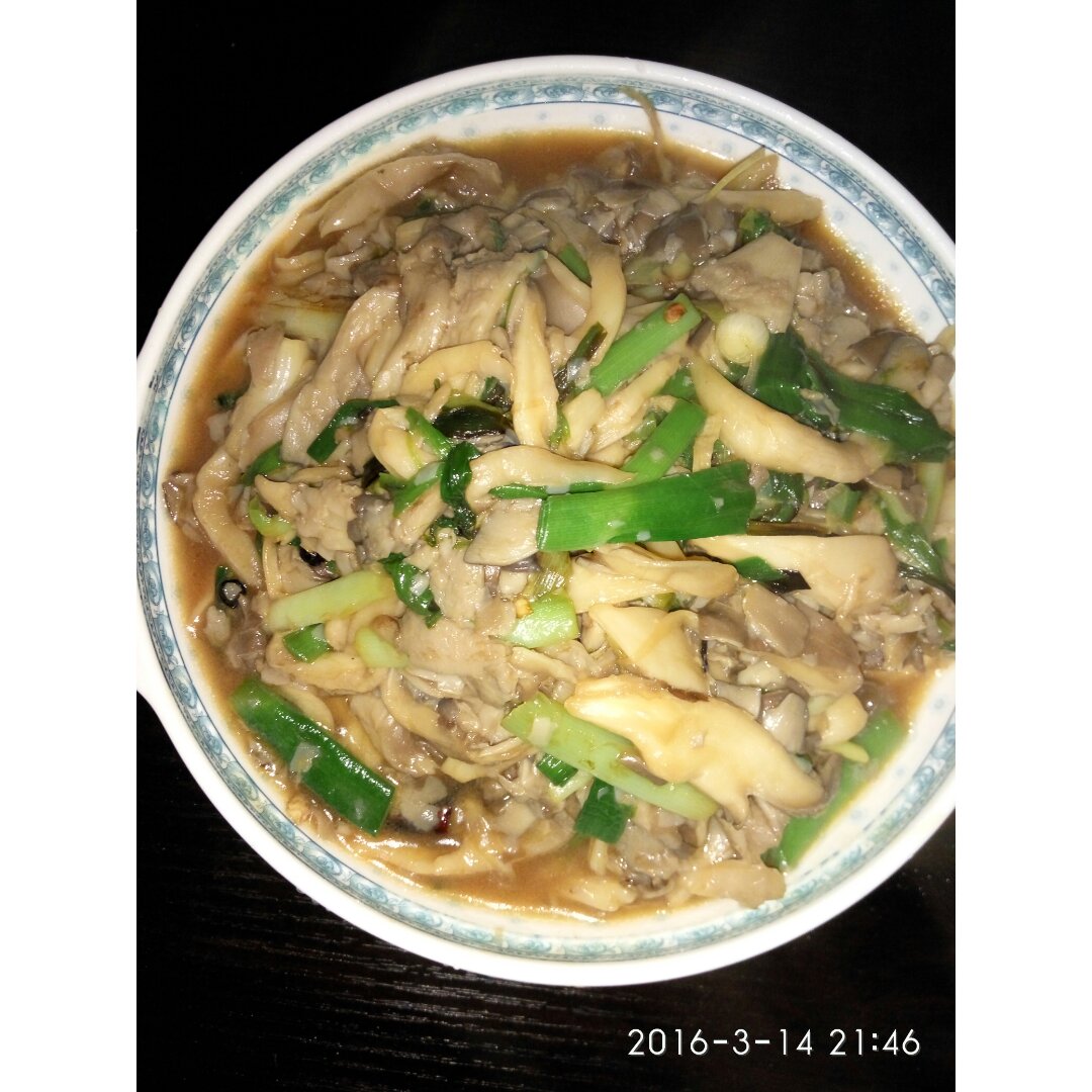 蒜苗干肠炒蘑菇