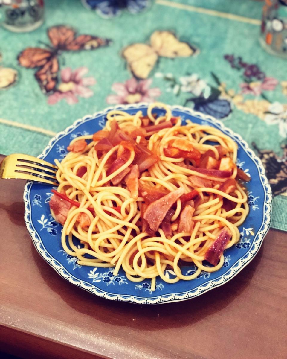 快手简单番茄酱培根意大利面