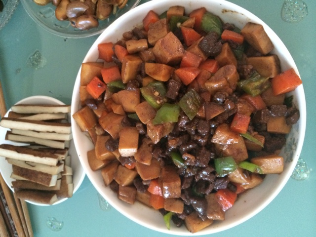 杏鲍菇黑胡椒牛肉粒~老丁的私房菜