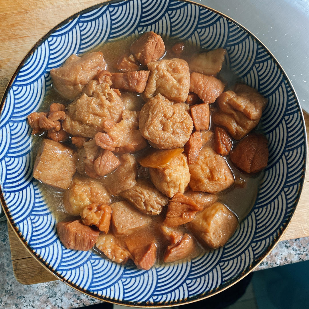 70，80后儿时的回忆油豆腐配红烧肉有一个这个菜算是大户人家了，有可能过年才能吃到