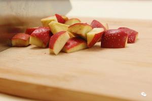 红枣苹果山楂汤的做法 步骤2