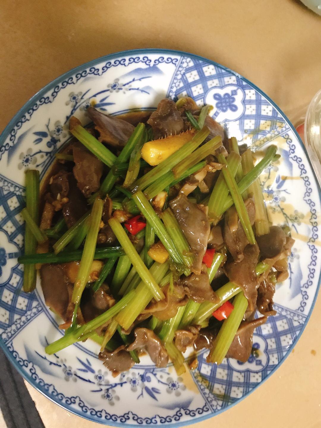 西芹炒鸭肾的做法