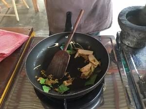 泰国北方菜系︱黄咖喱烩杂蔬的做法 步骤3