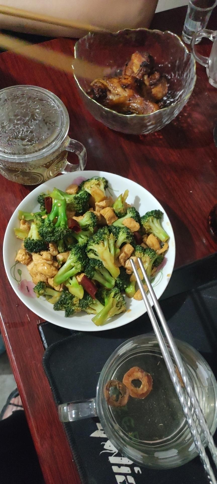 西蓝花炒鸡胸肉（最近爱上减脂餐）