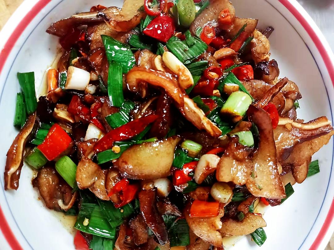 大蒜叶炒腊猪脸肉