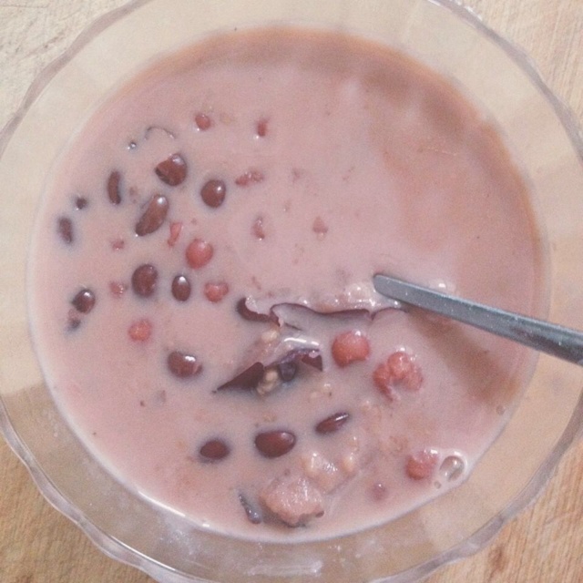 红枣红豆薏仁牛奶粥