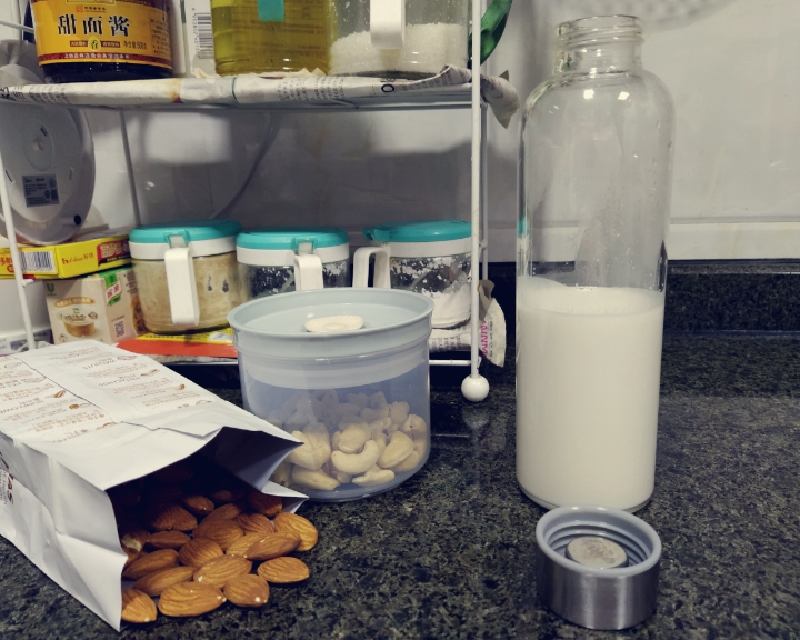 自制杏仁腰果奶（纯素植物奶，做拿铁打奶昔都很棒！）