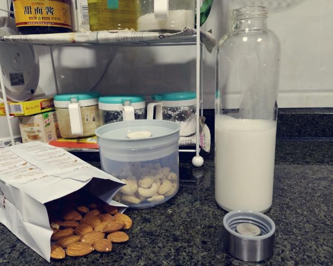 自制杏仁腰果奶（纯素植物奶，做拿铁打奶昔都很棒！）的做法
