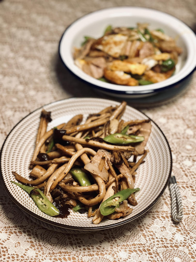新鲜茶树菇炒肉