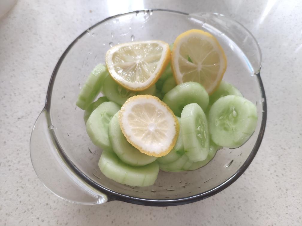 「超级简单的夏日凉拌菜」柠檬蜂蜜拌黄瓜的做法