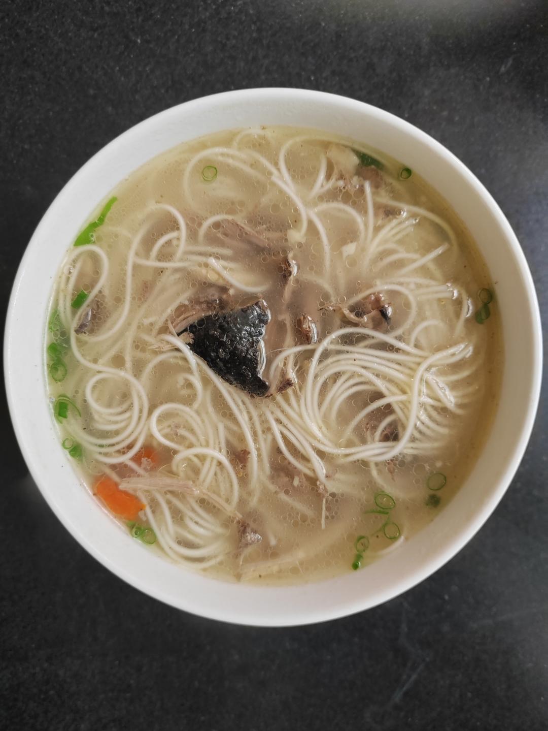 香喷喷的鸡丝汤面。