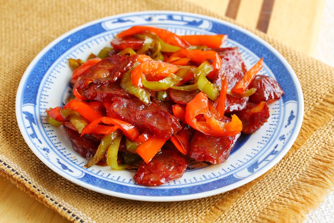 越嚼越香的米饭杀手：双椒炒腊肠的做法