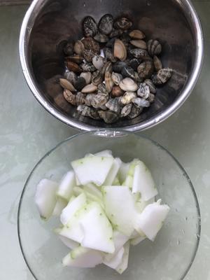 鲜掉眉毛的冬瓜蛤蜊汤的做法 步骤1
