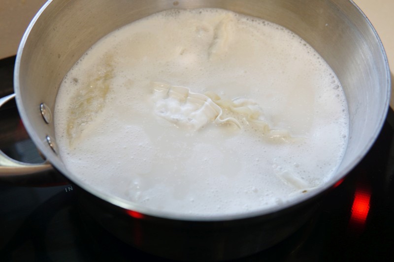 사골만두국韩式水饺汤的做法 步骤3