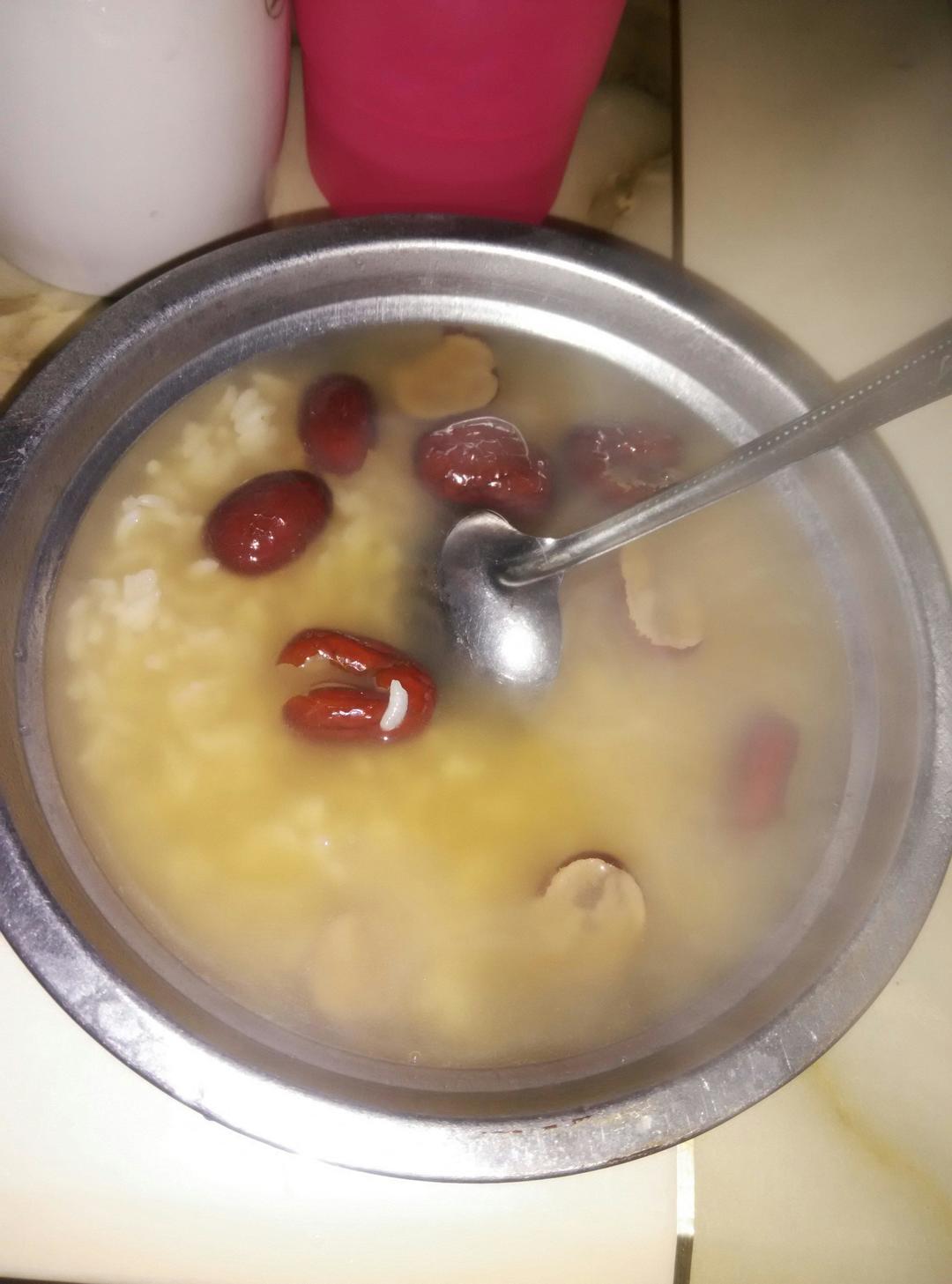 加入红糖,加入适量煮粥的水,去壳的红枣一起放下