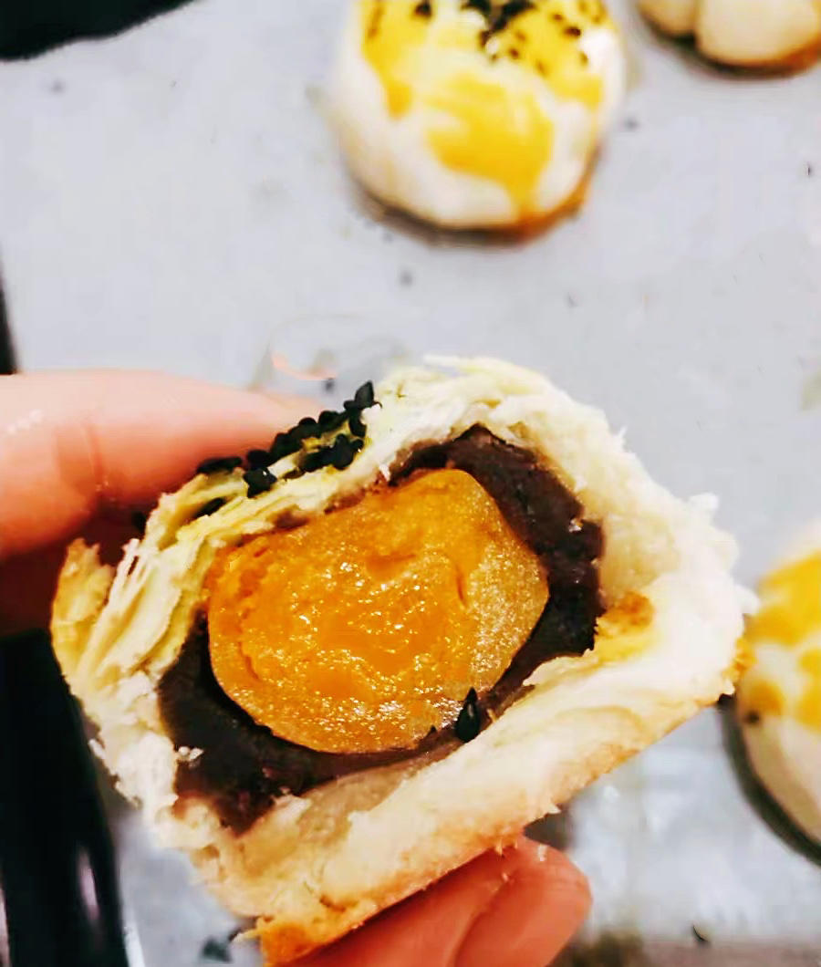 酥到掉渣的美味蛋黄酥