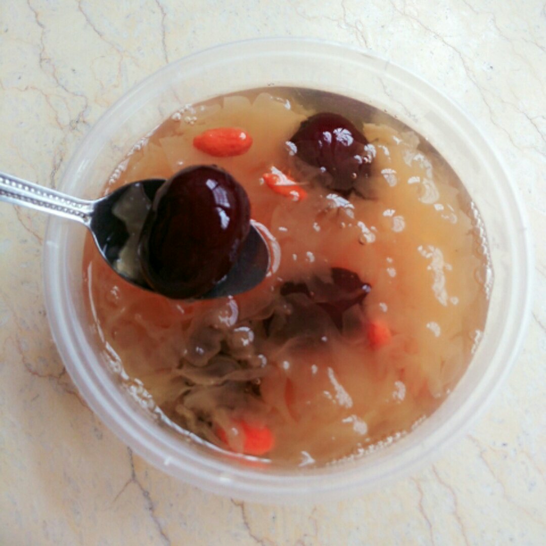 冰糖银耳红枣汤