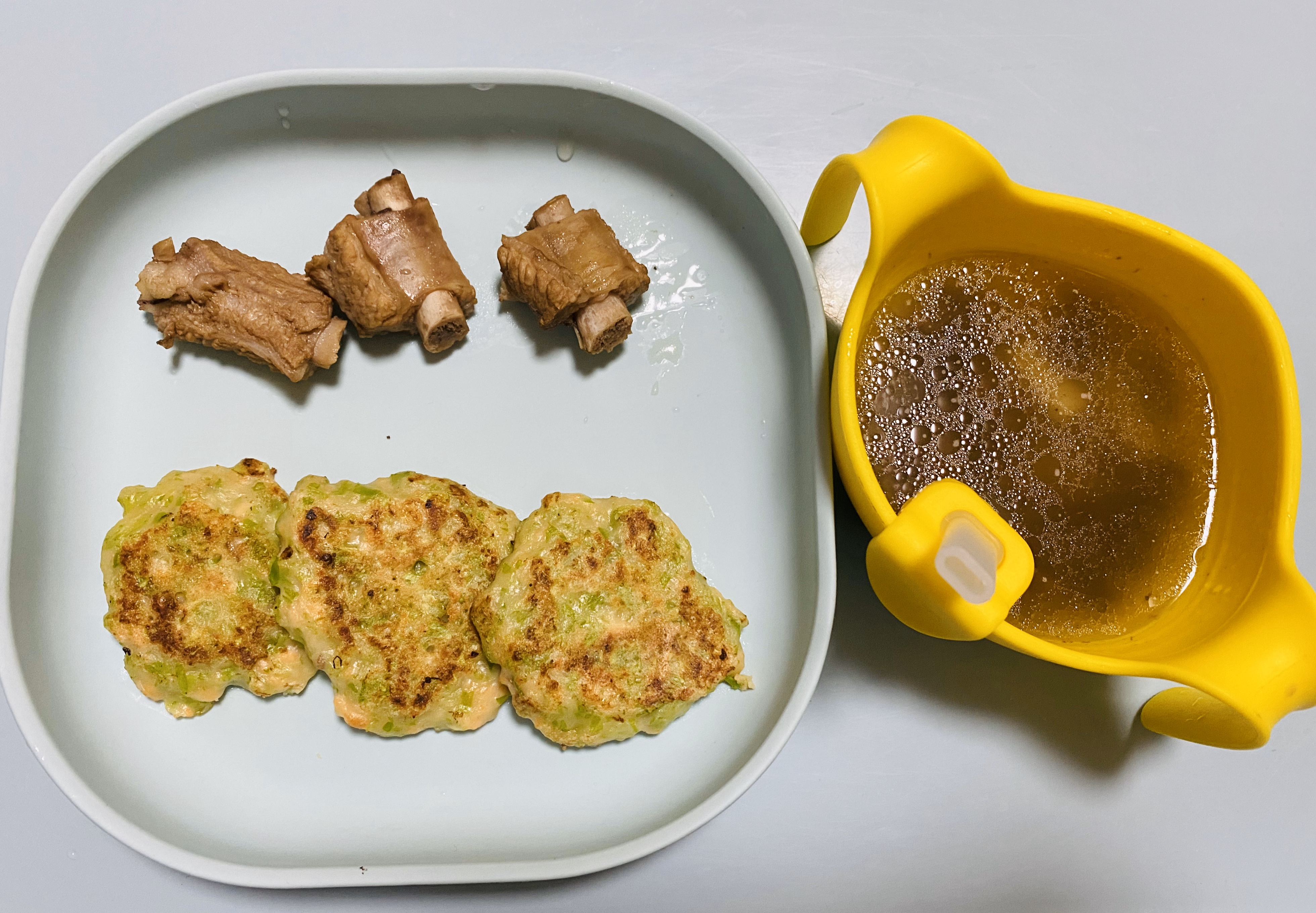 宝宝辅食🍣野生羊肚菌山楂山药排骨汤➕三文鱼包菜饼的做法