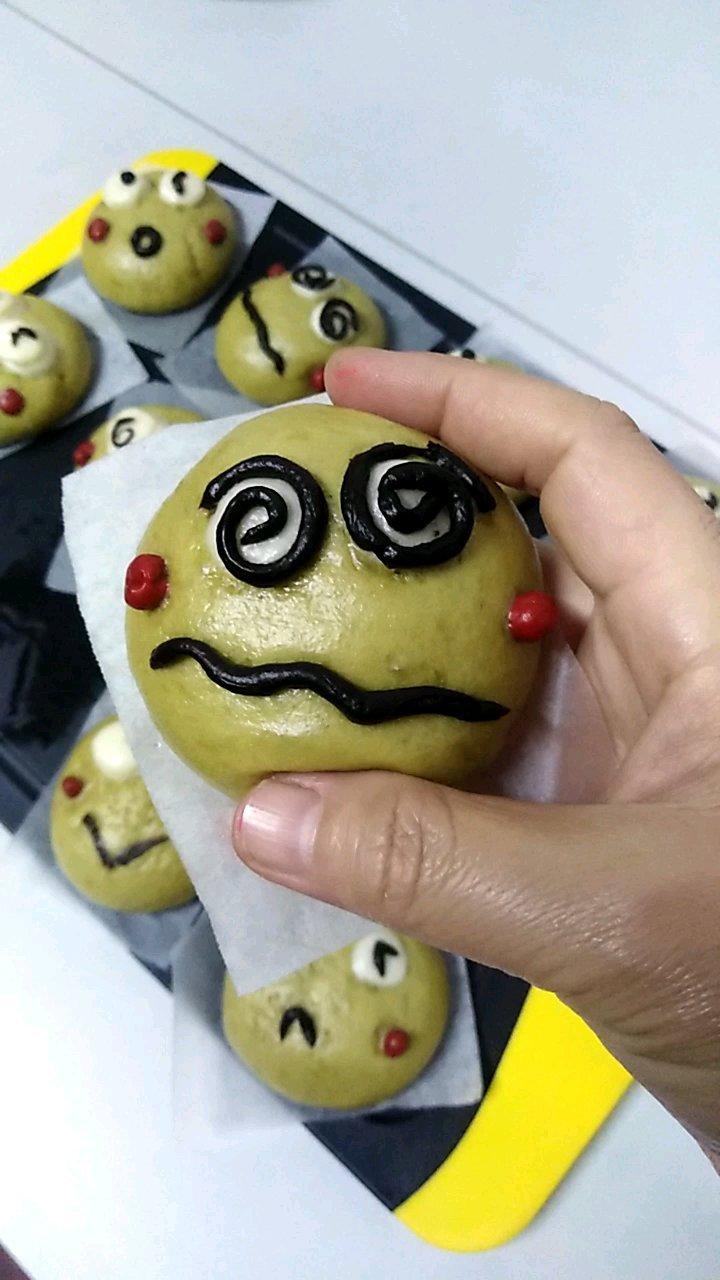 泛捷复做的奶香椰蓉花朵小餐包