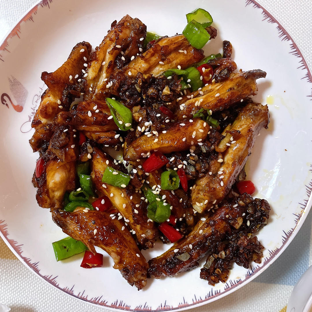 蒜香浓郁，鲜嫩多汁的蒜香鸡翅