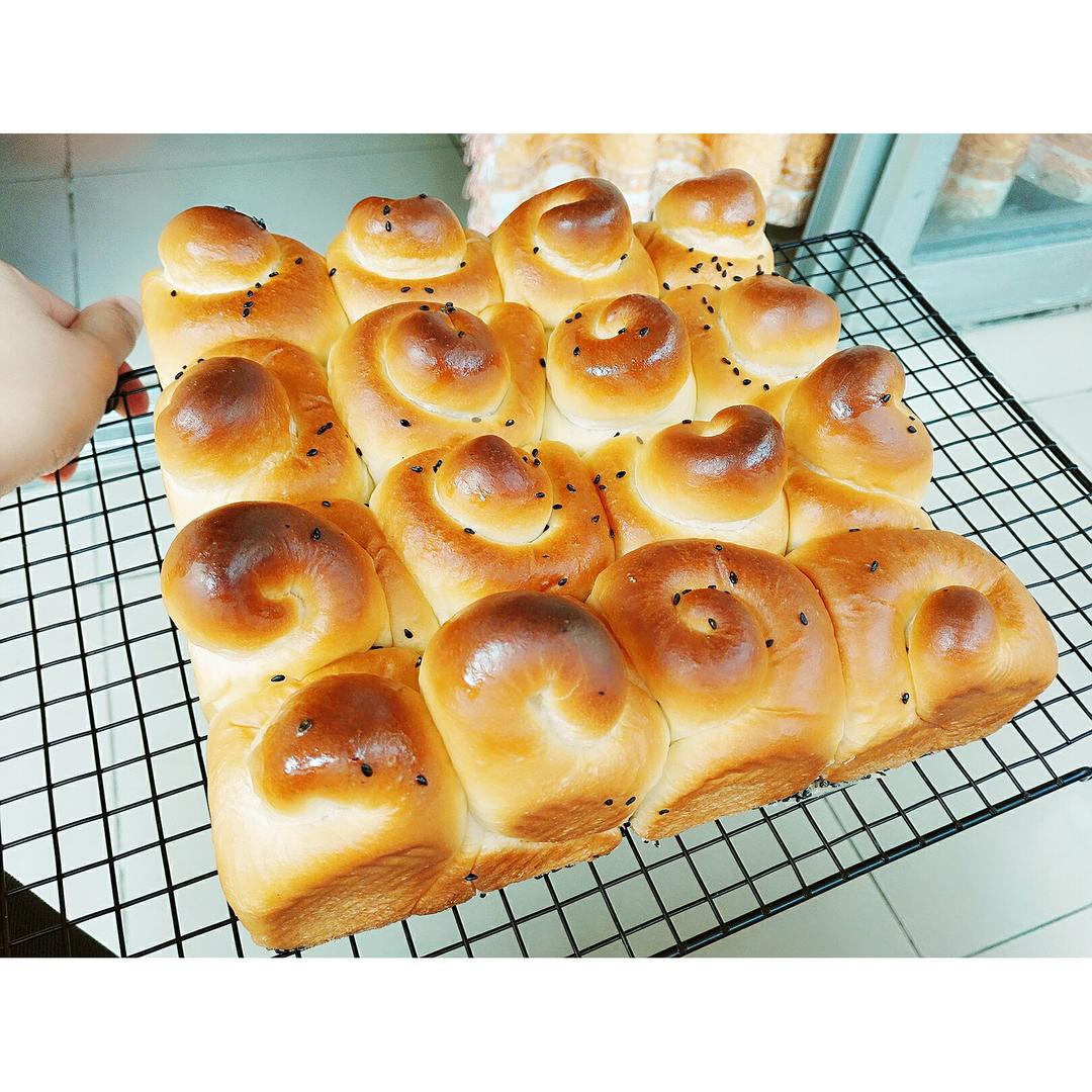 lovely小何做的奶油蜂蜜小面包