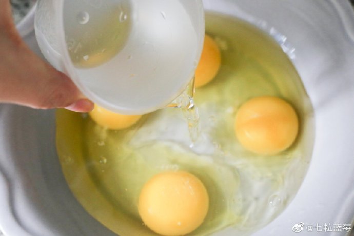 滑嫩水蒸蛋（2个鸡蛋做出3个鸡蛋的感觉）的做法 步骤1