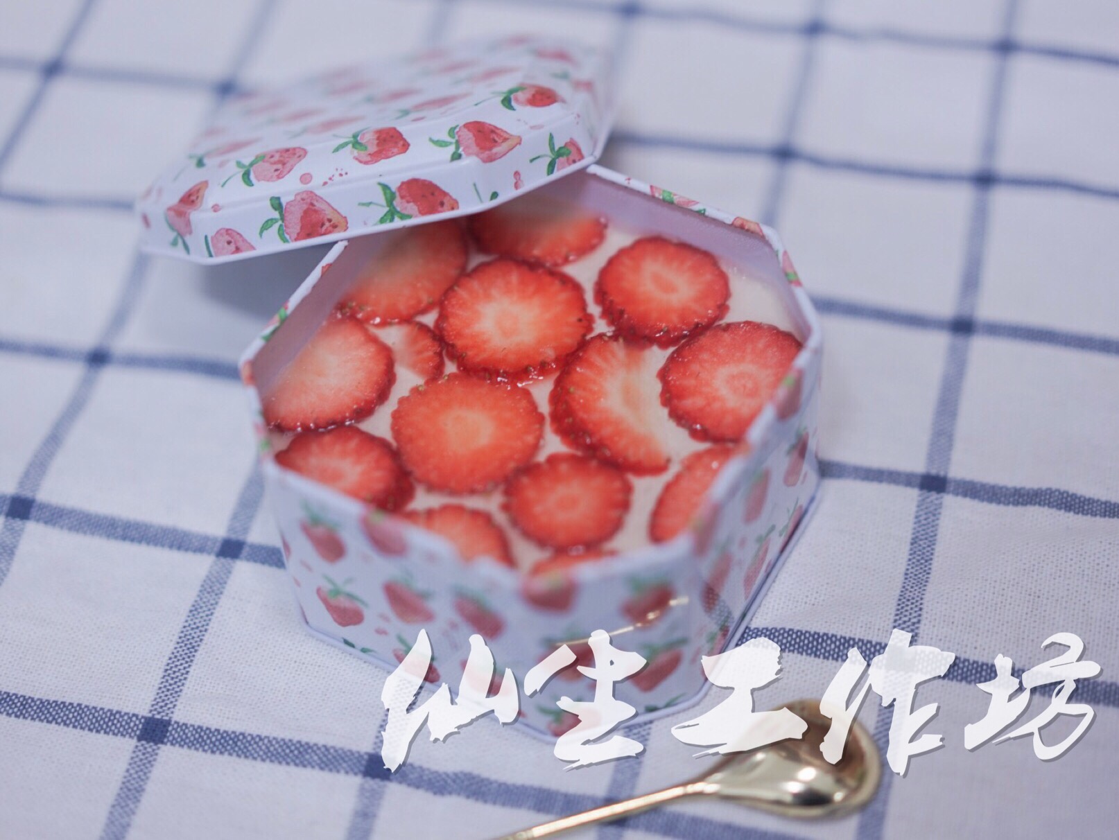 草莓洛丽塔奶冻的做法