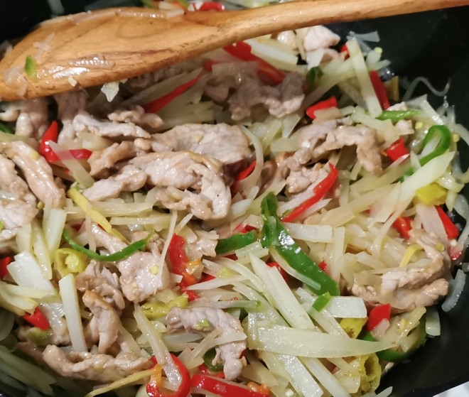 土豆丝炒肉的做法步骤图 土豆丝炒肉怎么做好吃 带饭的李哈哈 下厨房