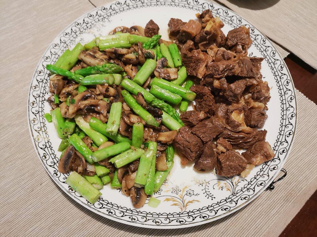 芦笋炒蘑菇