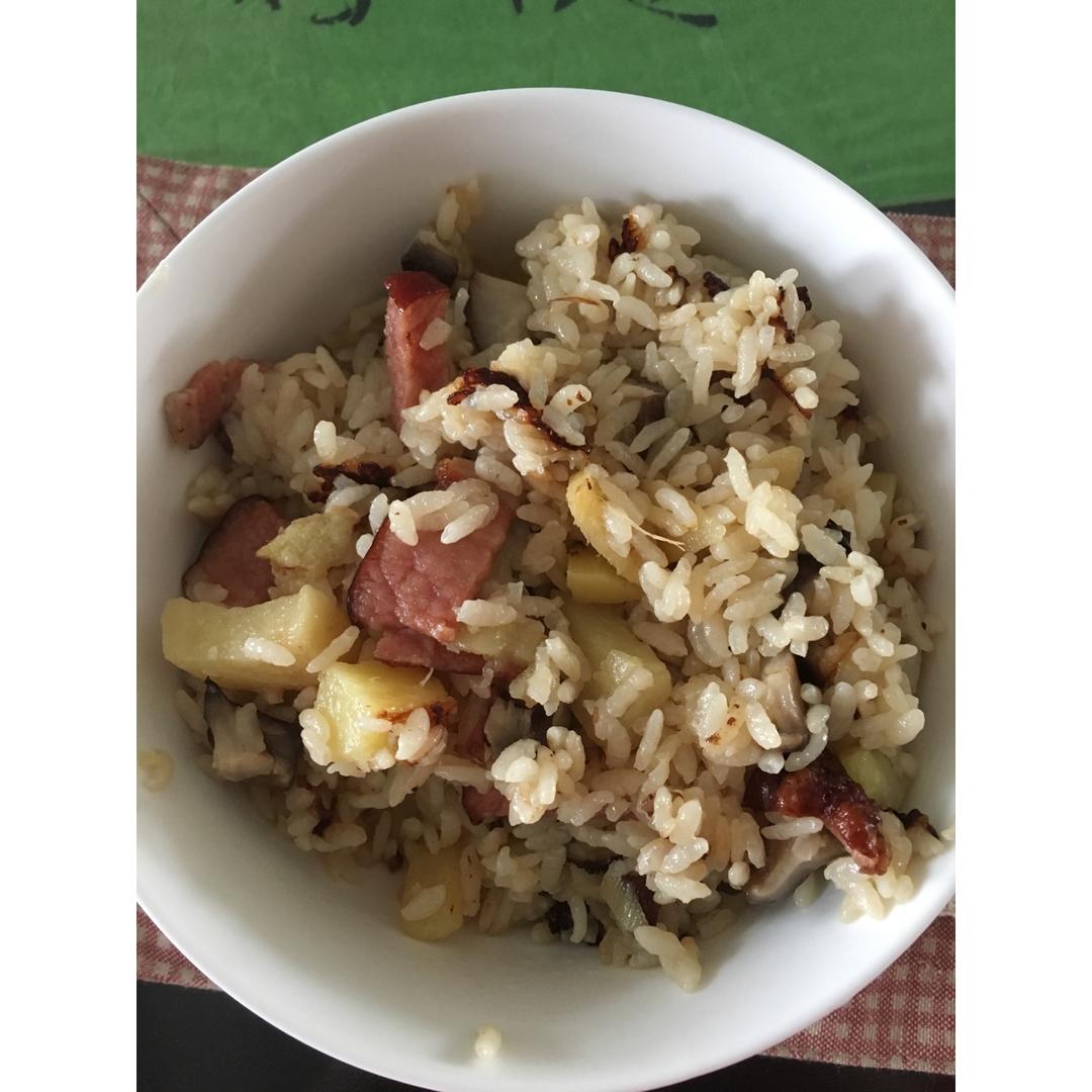 香菇腊肠土豆焖饭